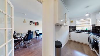 Cosy 2-bedroom Apartment With Parking