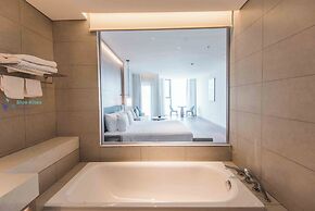 Blue Kites Residence by A La Carte