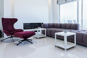 Marousi 2 Bd Luxury Living w Shared Pool
