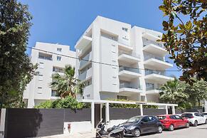 Marousi 2 Bd Luxury Living w Shared Pool