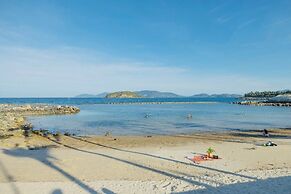 Cozy Front Beach House wid Private Beach