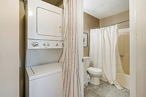 Breezy Carolina Beach Condo w/ Balcony & Pools!