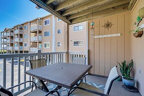 Breezy Carolina Beach Condo w/ Balcony & Pools!