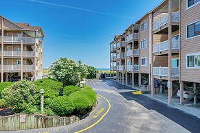 Breezy Carolina Beach Condo w/ Balcony & Pools!