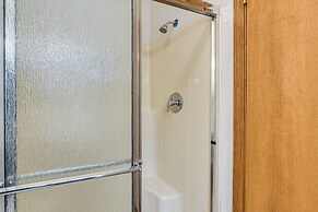 Condo w/ Lake Access ~ 2 Mi to Silver Dollar City!