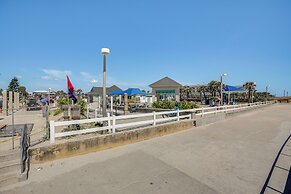 St Augustine Beach Condo w/ Balcony: Walk to Pier!