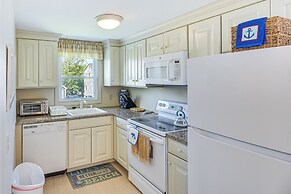 Coastal Home: 1 Mi to Beach, 2 Mi to Dtwn Newport!