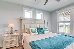 Galveston Getaway w/ Outdoor Bar: Walk to Beach!