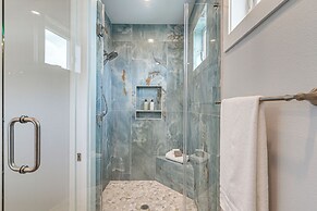 Galveston Getaway w/ Outdoor Bar: Walk to Beach!