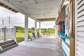 Galveston Getaway w/ Outdoor Bar: Walk to Beach!