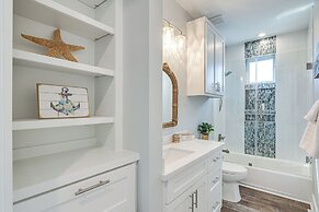 Galveston Getaway w/ Outdoor Bar: Walk to Beach!