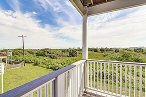 Galveston Getaway w/ Outdoor Bar: Walk to Beach!