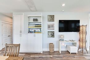 Galveston Getaway w/ Outdoor Bar: Walk to Beach!