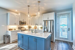 Galveston Getaway w/ Outdoor Bar: Walk to Beach!