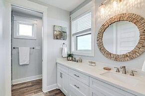 Galveston Getaway w/ Outdoor Bar: Walk to Beach!