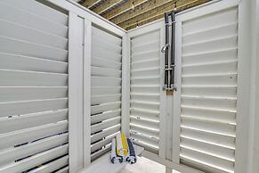 Galveston Getaway w/ Outdoor Bar: Walk to Beach!