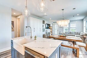 Galveston Getaway w/ Outdoor Bar: Walk to Beach!