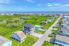 Galveston Getaway w/ Outdoor Bar: Walk to Beach!