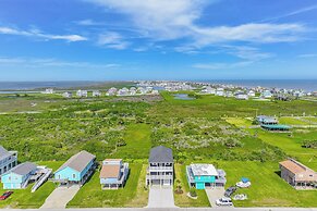 Galveston Getaway w/ Outdoor Bar: Walk to Beach!