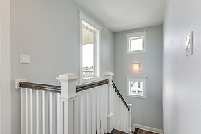 Galveston Getaway w/ Outdoor Bar: Walk to Beach!