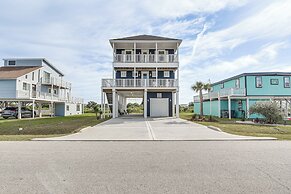 Galveston Getaway w/ Outdoor Bar: Walk to Beach!