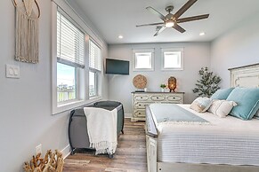 Galveston Getaway w/ Outdoor Bar: Walk to Beach!