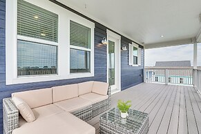 Galveston Getaway w/ Outdoor Bar: Walk to Beach!