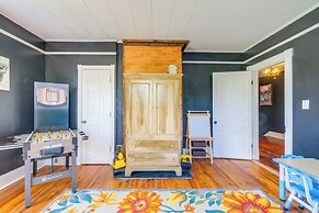 Large Lynchburg Family Home w/ Hot Tub: 4 Mi to LU