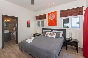 Pelican Penthouse -mangrove Dock 3 Bedroom Home by RedAwning