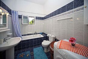 Crystal Blue Hotel, Barbati