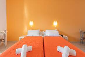 Crystal Blue Hotel, Barbati