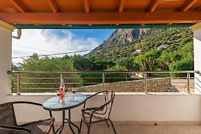 Crystal Blue Hotel, Barbati