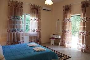 Crystal Blue Hotel, Barbati