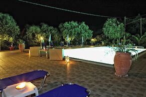 Crystal Blue Hotel, Barbati