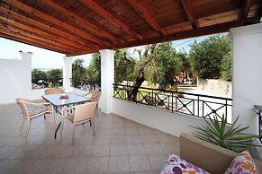 Crystal Blue Hotel, Barbati