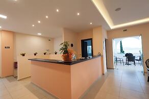 Crystal Blue Hotel, Barbati