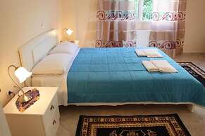 Crystal Blue Hotel, Barbati