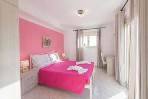 Crystal Blue Hotel, Barbati