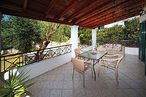 Crystal Blue Hotel, Barbati