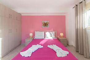 Crystal Blue Hotel, Barbati