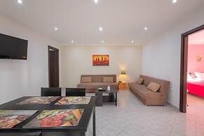 Crystal Blue Hotel, Barbati