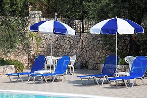 Crystal Blue Hotel, Barbati