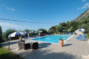 Crystal Blue Hotel, Barbati