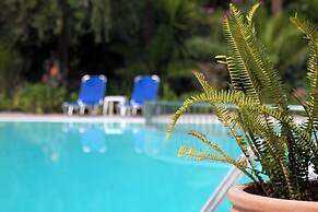 Crystal Blue Hotel, Barbati