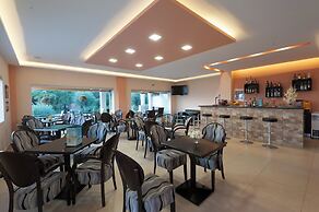 Crystal Blue Hotel, Barbati