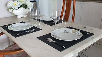 Apt 2 quartos com varanda próximo Praça Casa Forte o bairro mais agrad