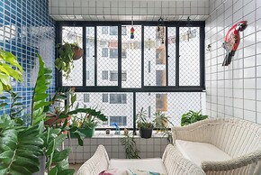 Apt 2 quartos com varanda próximo Praça Casa Forte o bairro mais agrad