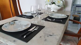 Apt 2 quartos com varanda próximo Praça Casa Forte o bairro mais agrad