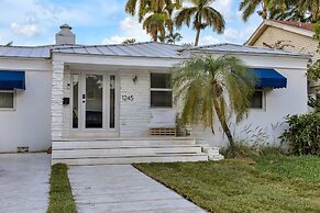 Poolside Paradise: 4BR w Pool and Mini Playground!