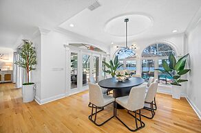 Exquisite Bayview Villa With Pool and Games!